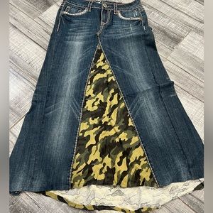 Jean skirt with camo print slit